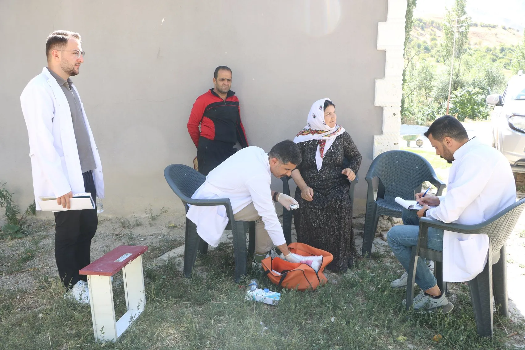 Hakkari'de sağlık ekipleri sınır köylerindeki vatandaşların ayağına gidiyor