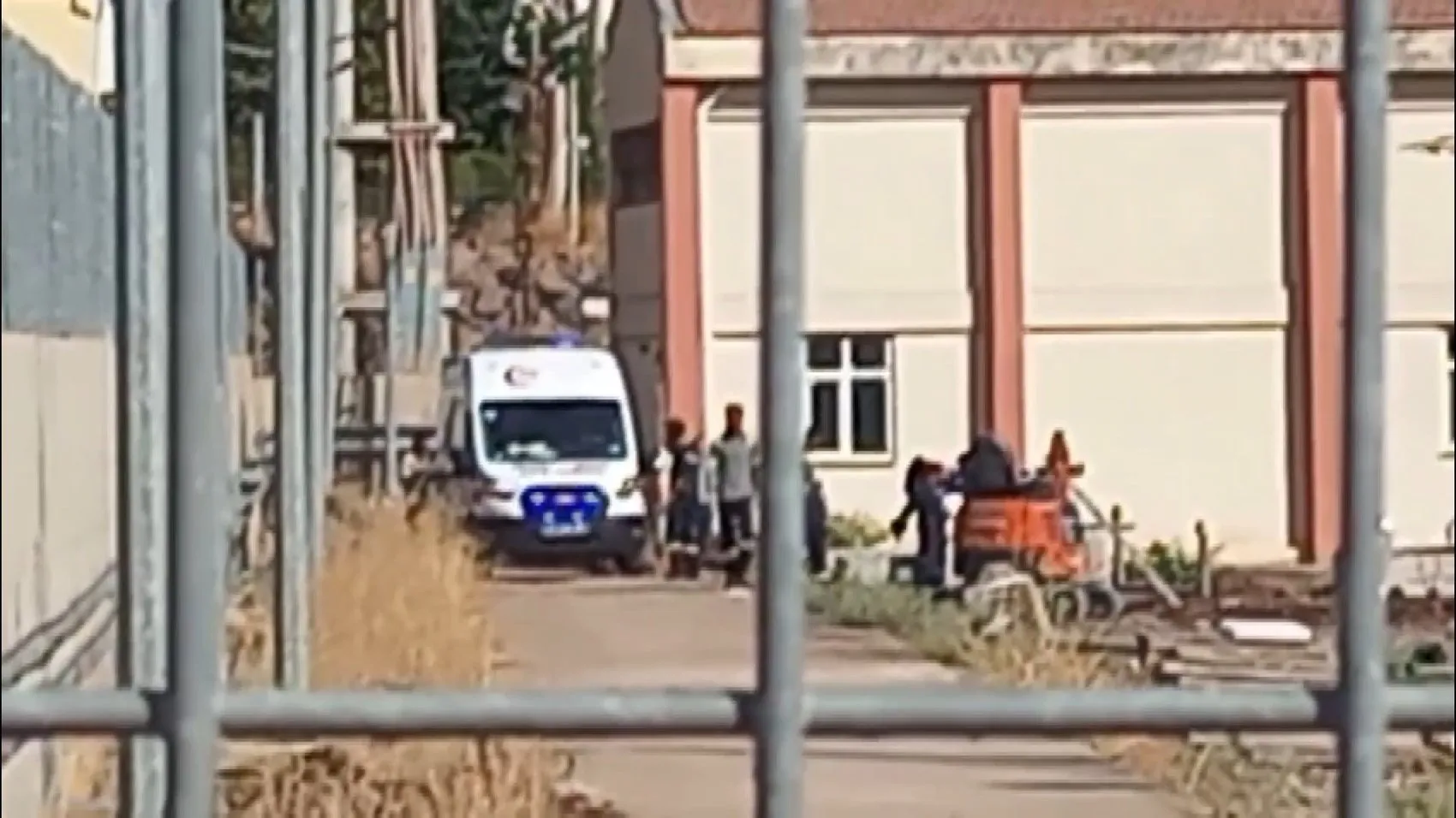 Diyarbakırda boya yapan iki işçi tiner kokusundan zehirlenerek hastaneye kaldırıldı