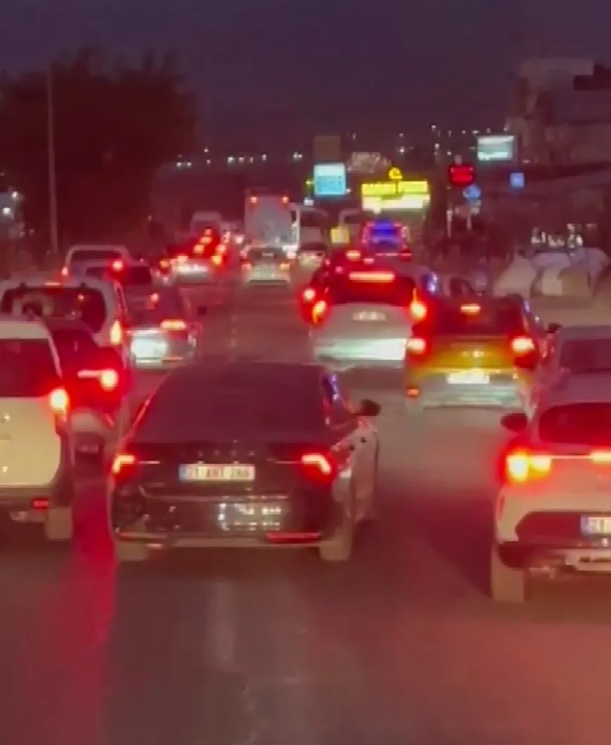 İtfaiyeye yol vermeyen çakarlı otomobil tepki topladı