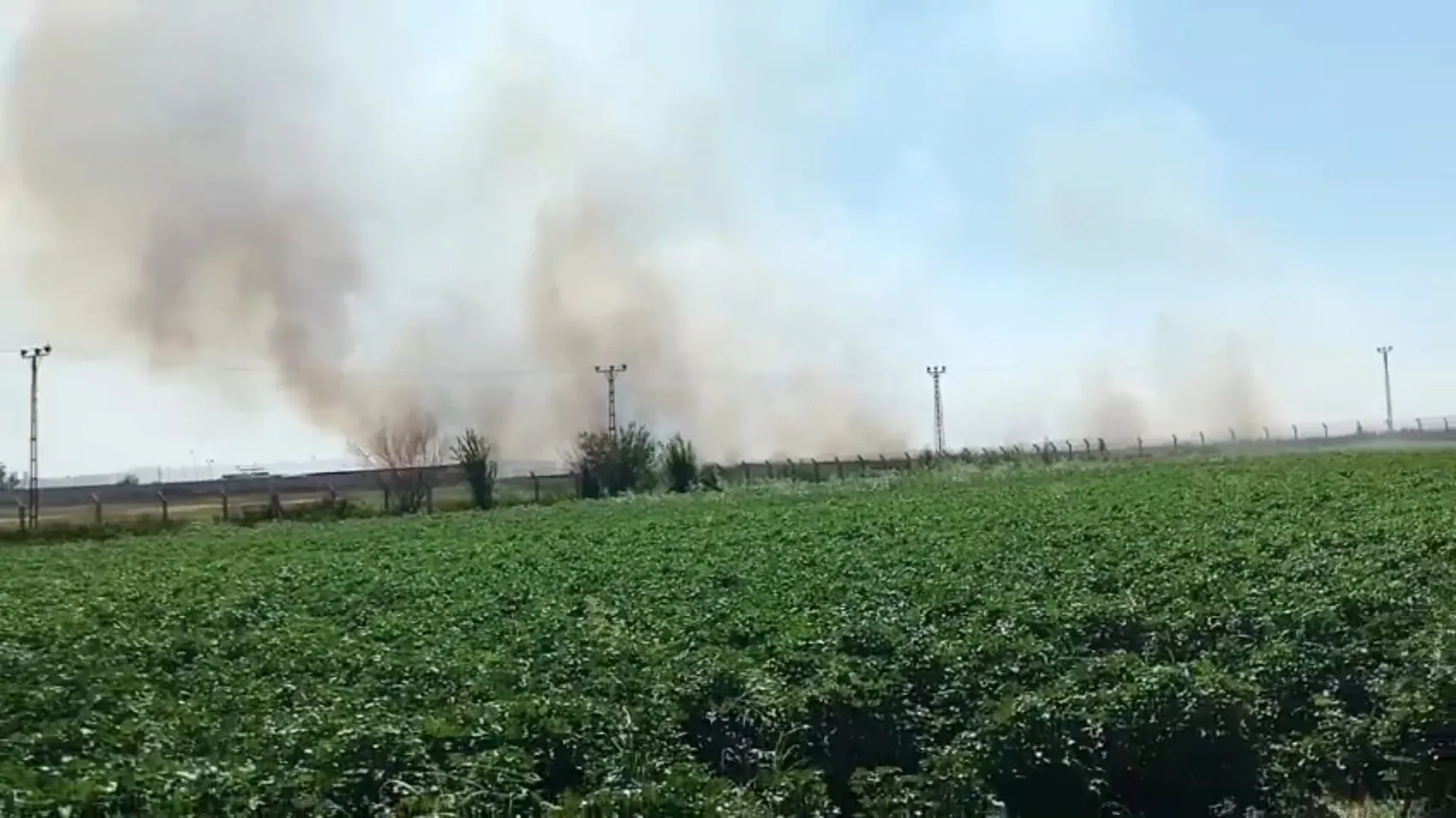 Akçakale sınır hattındaki mayınlı bölgede çıkan yangın paniğe neden oldu