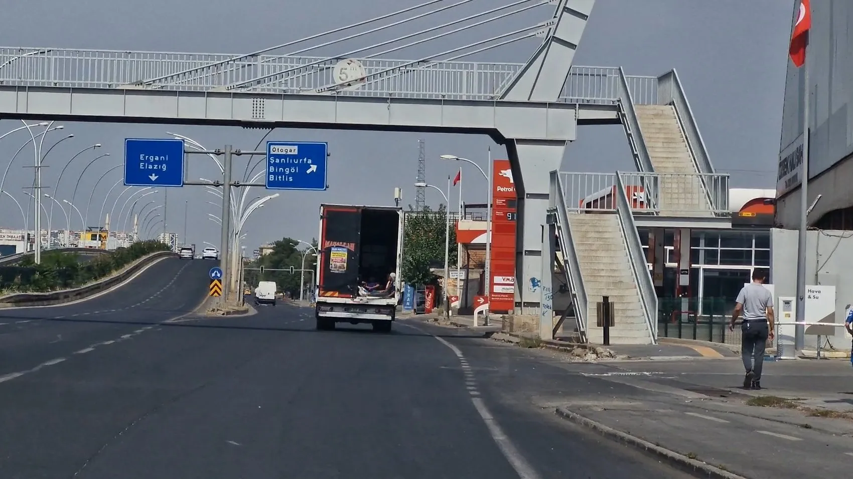Diyarbakır trafiğinde kamyonet kasasında tehlikeli yolculuk kameraya yansıdı