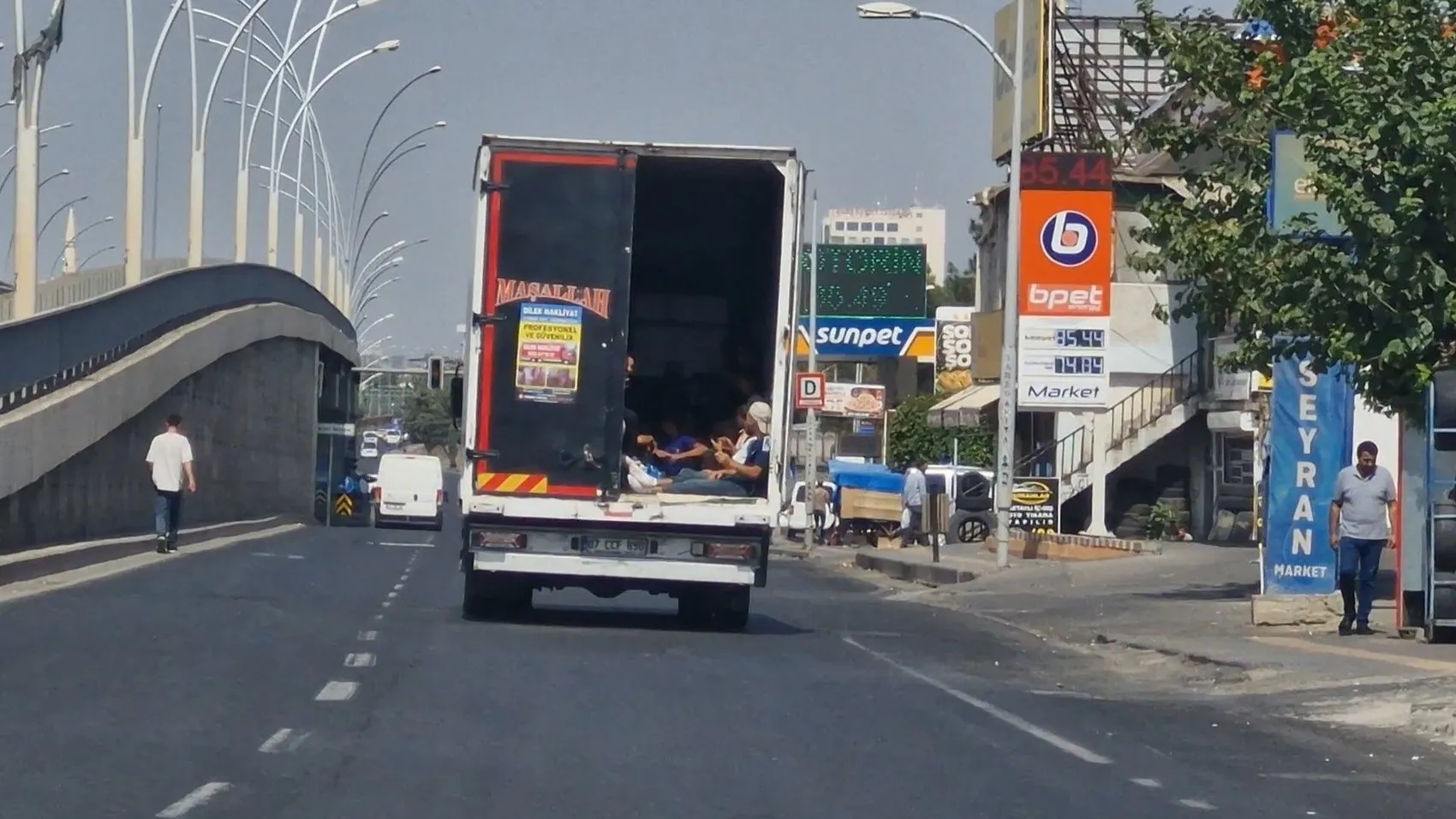 Diyarbakır trafiğinde kamyonet kasasında tehlikeli yolculuk kameraya yansıdı