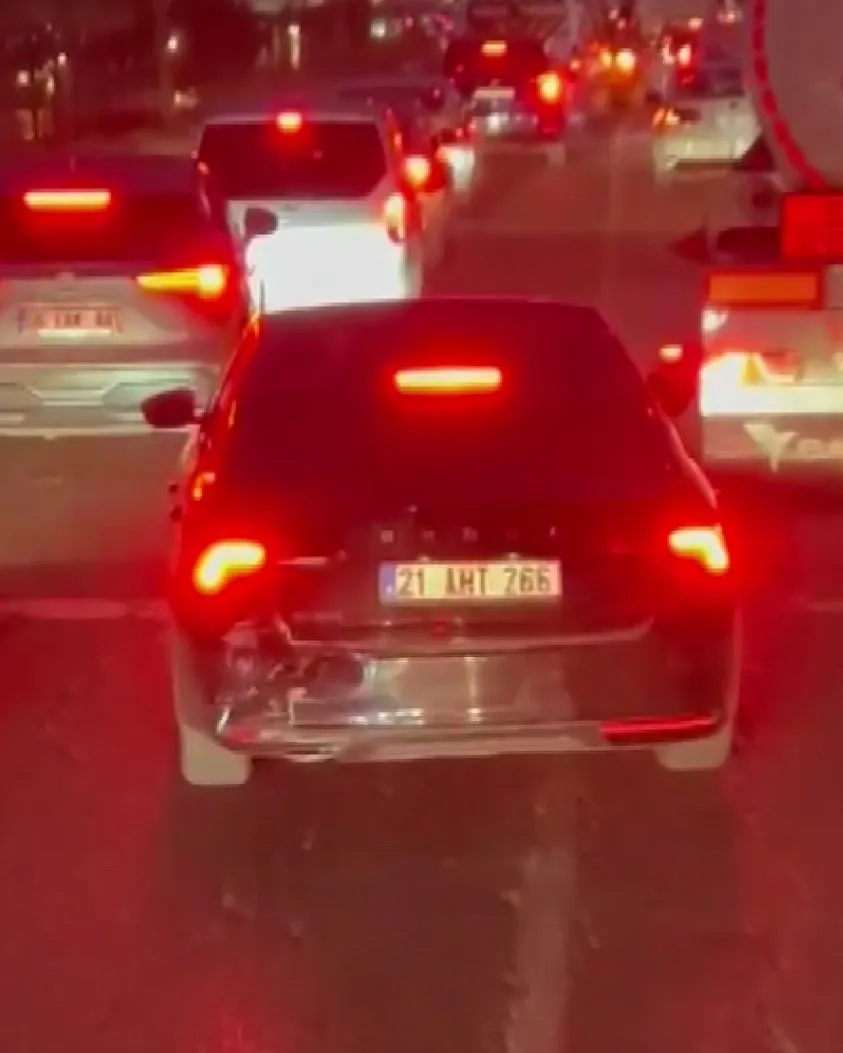 İtfaiyeye yol vermeyen çakarlı otomobil tepki topladı