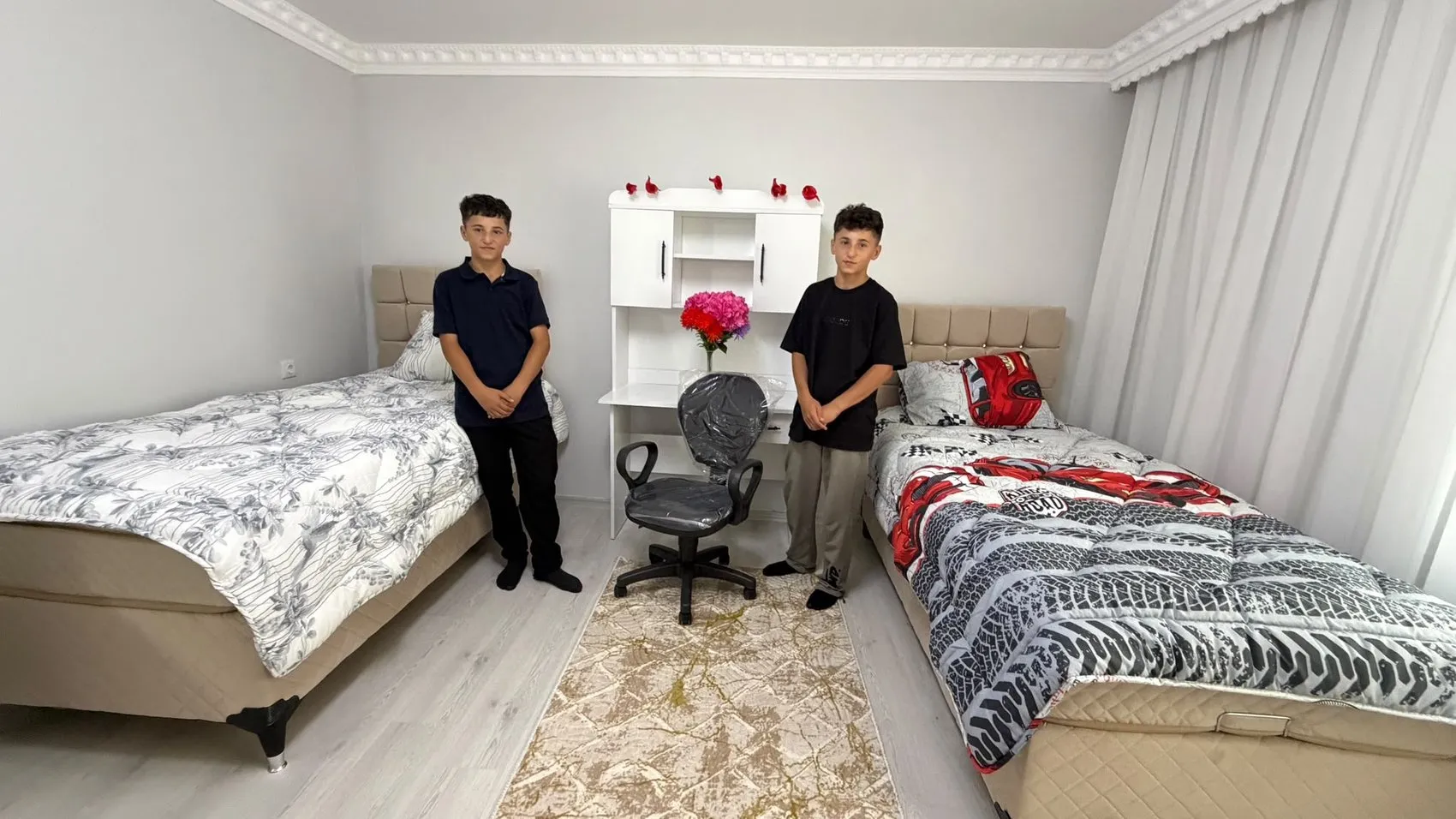 Yarım kalan evlerinde ders çalışıp fen lisesini kazanan ikizler yeni yuvalarına kavuştu