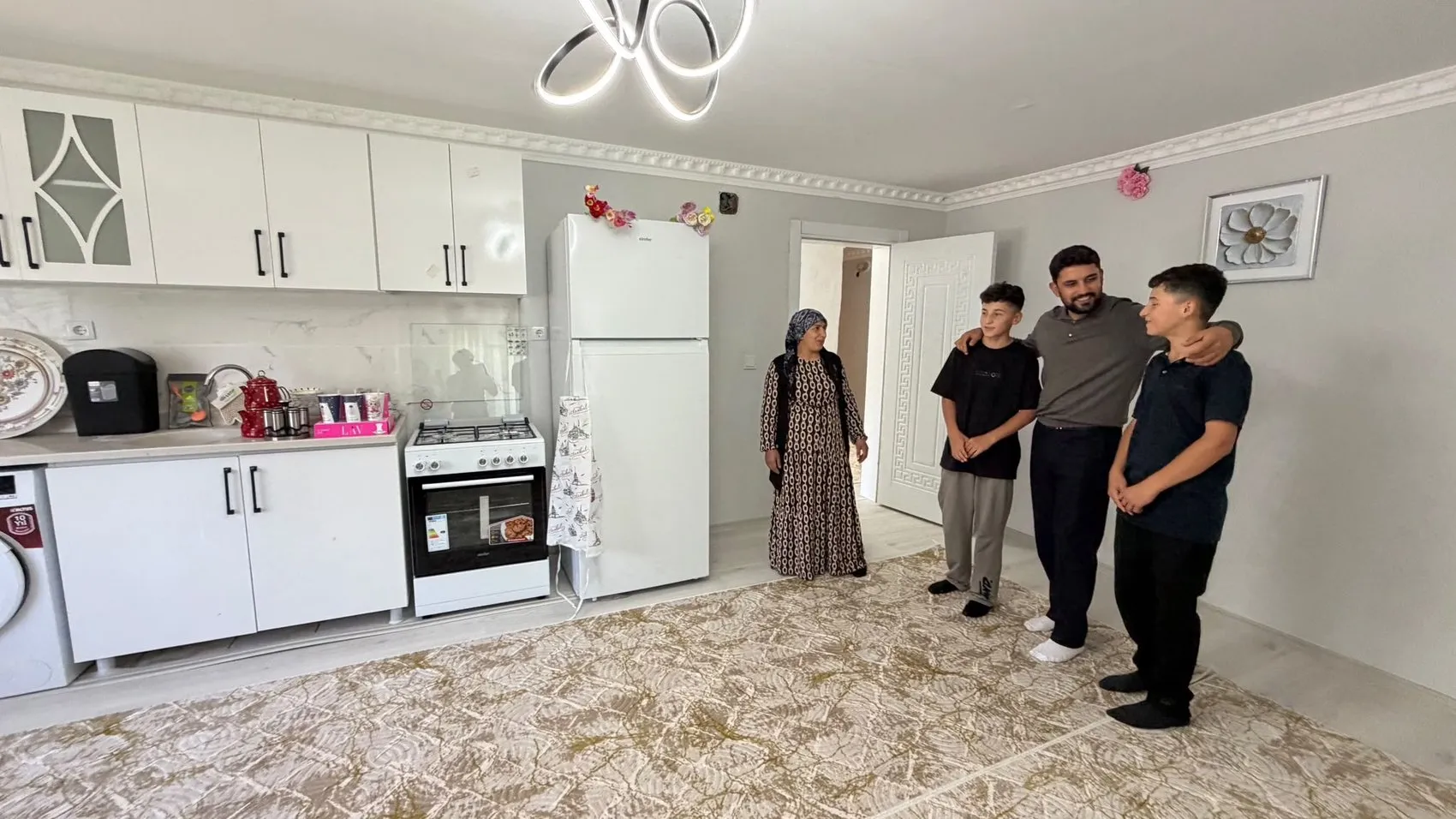 Yarım kalan evlerinde ders çalışıp fen lisesini kazanan ikizler yeni yuvalarına kavuştu