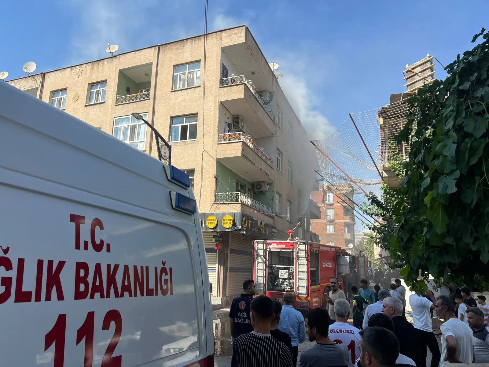 Bismil'de apartman yangını mahsur kalan kadını vatandaşlar kurtardı