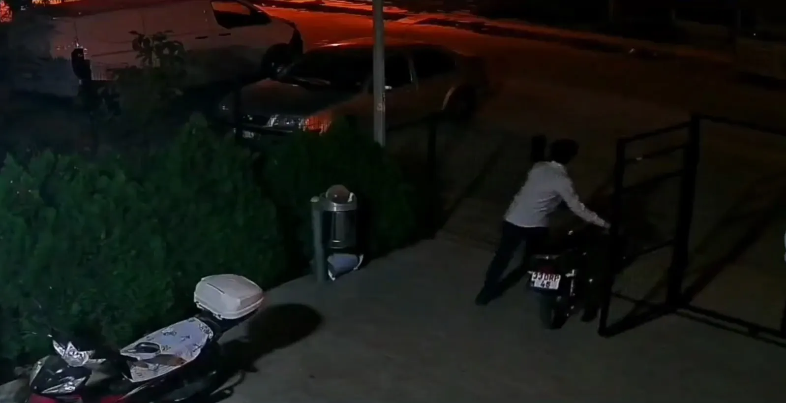 Nusaybin'de apartman girişindeki motosikleti sürükleyerek çaldılar