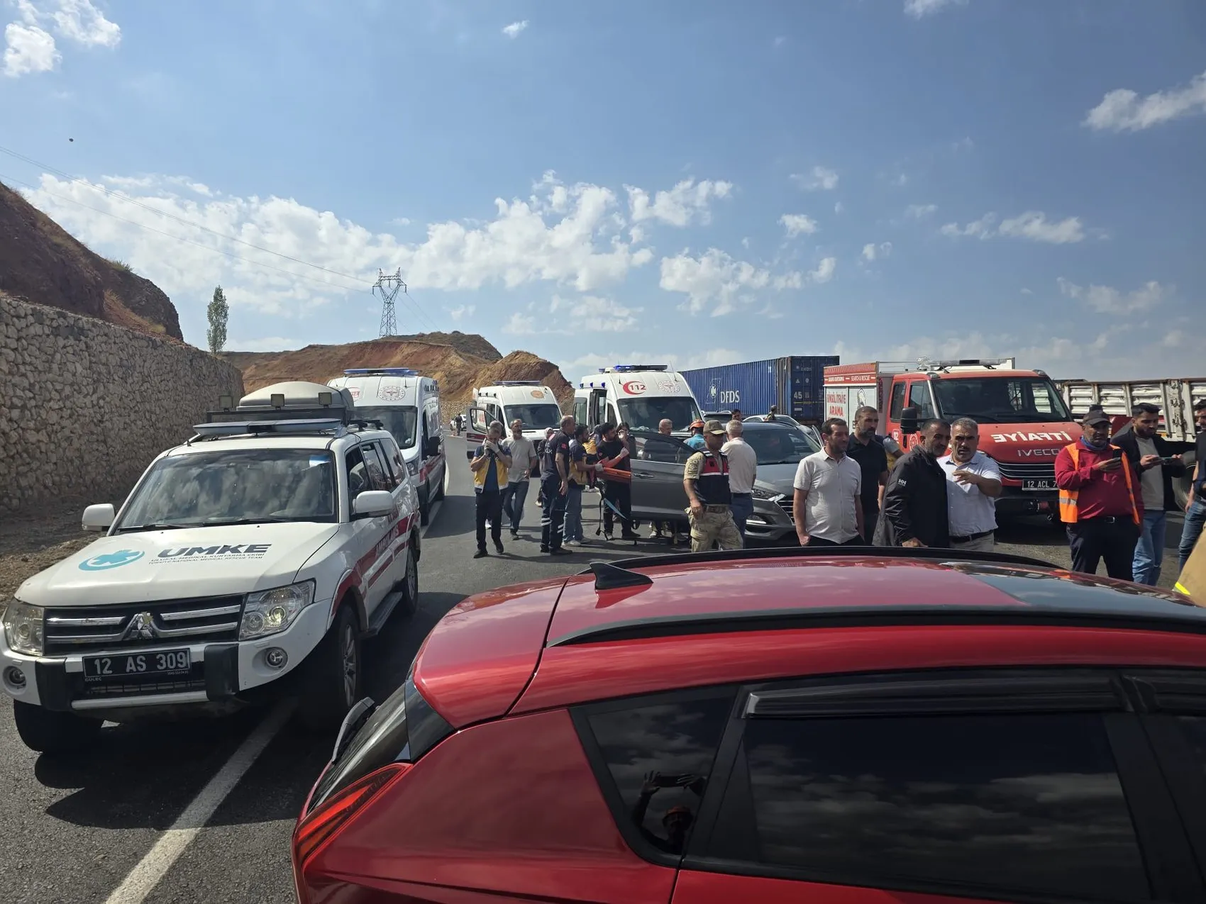 Bingöl kara yolunda iki aracın çarpışması sonucu altı kişi yaralandı