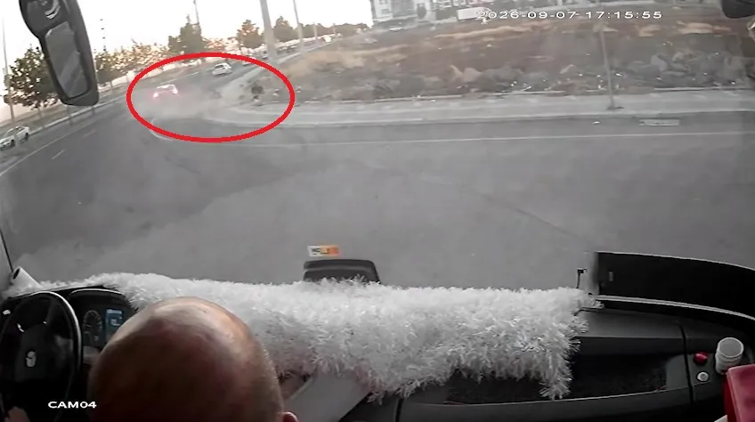 Diyarbakır'da kaldırımda yürüyen anne ve iki çocuğuna otomobil çarptı