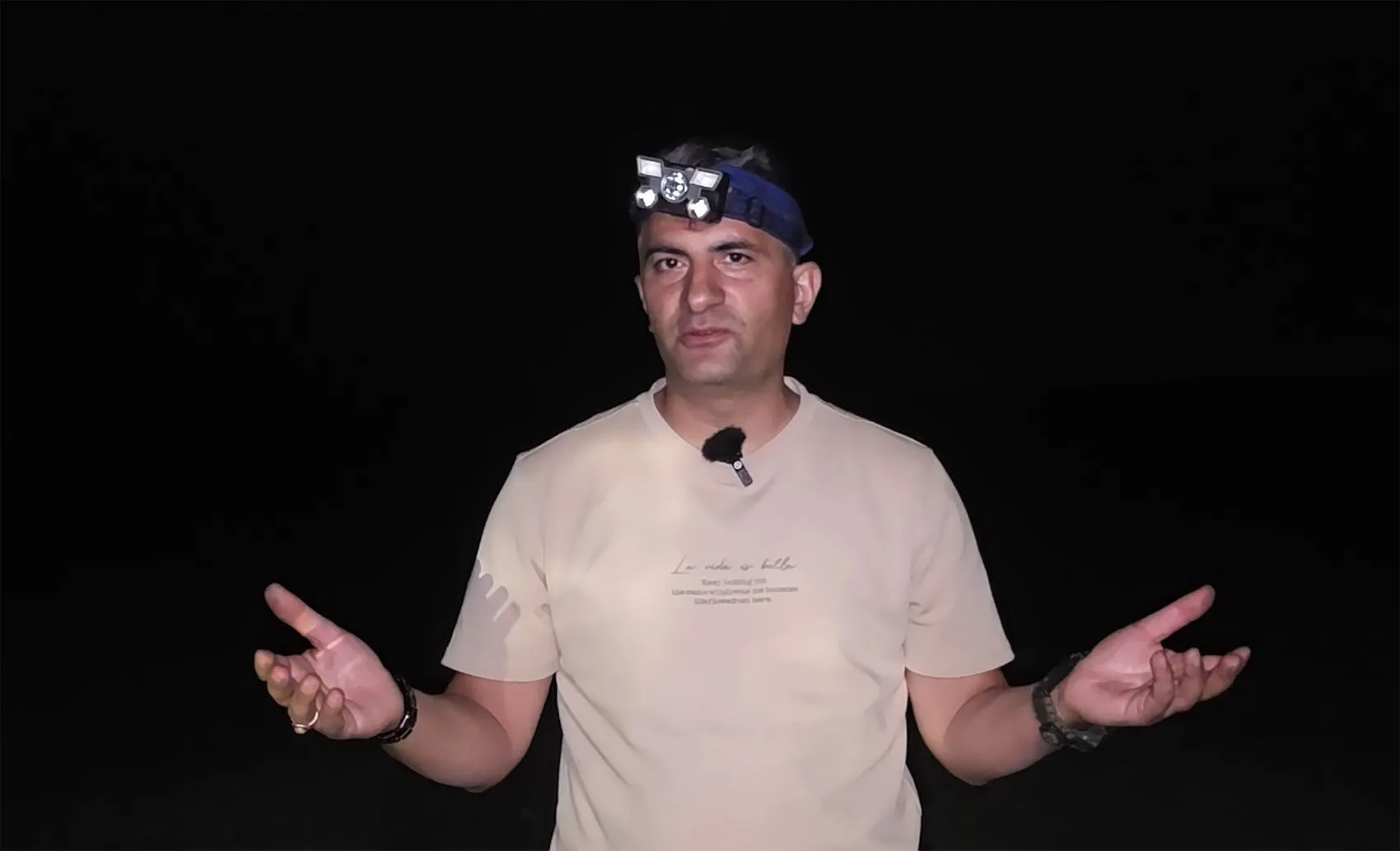 Bitlis'te piknikçilerin sofrasına ortak olan tilki kameraya yansıdı