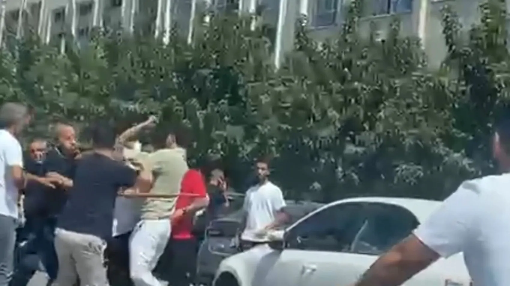 Şanlıurfa'da sokak ortasında taşlı sopalı kavga çıktı