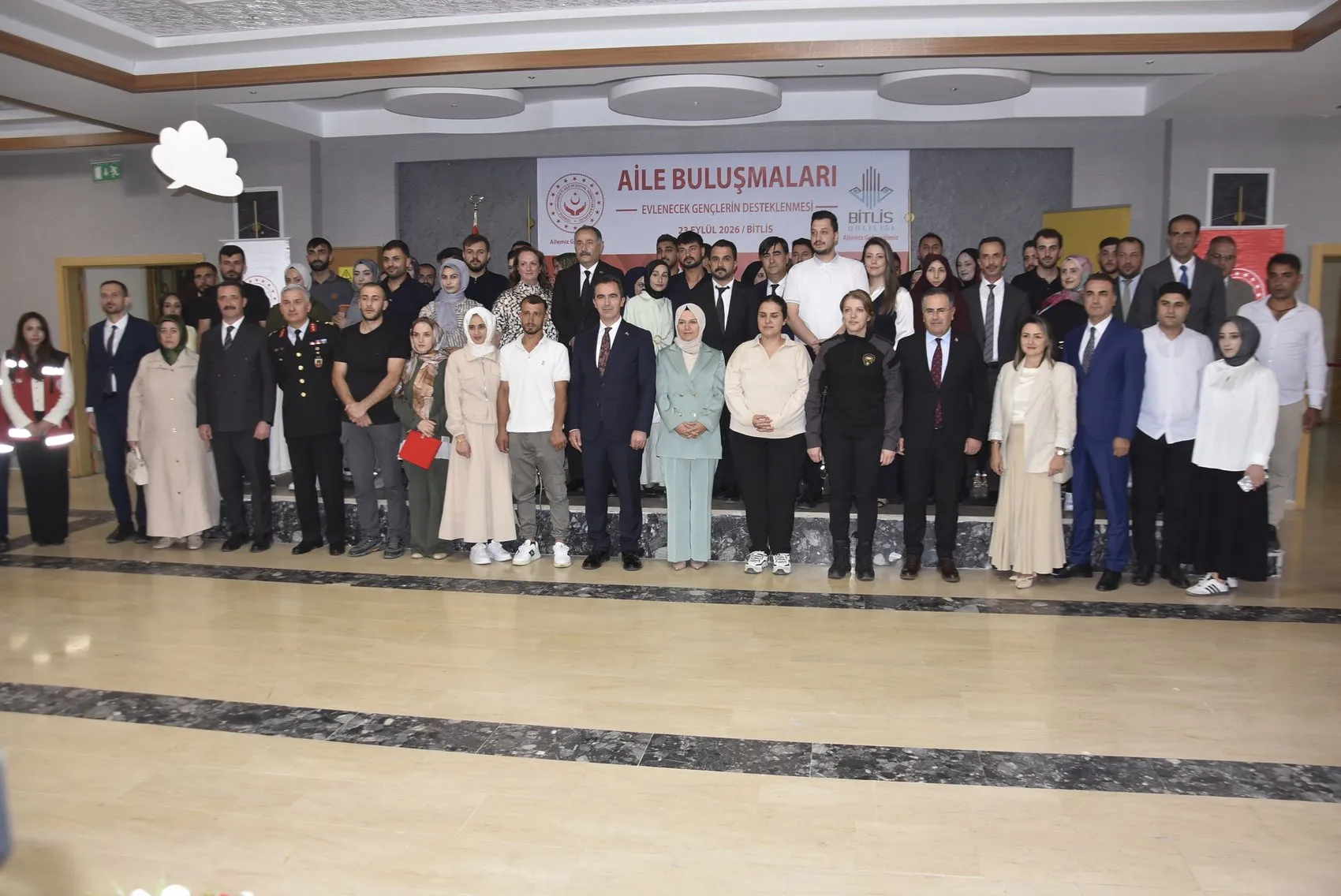 Bitlis’te devlet desteğiyle evlenen çiftler etkinlikte bir araya geldi