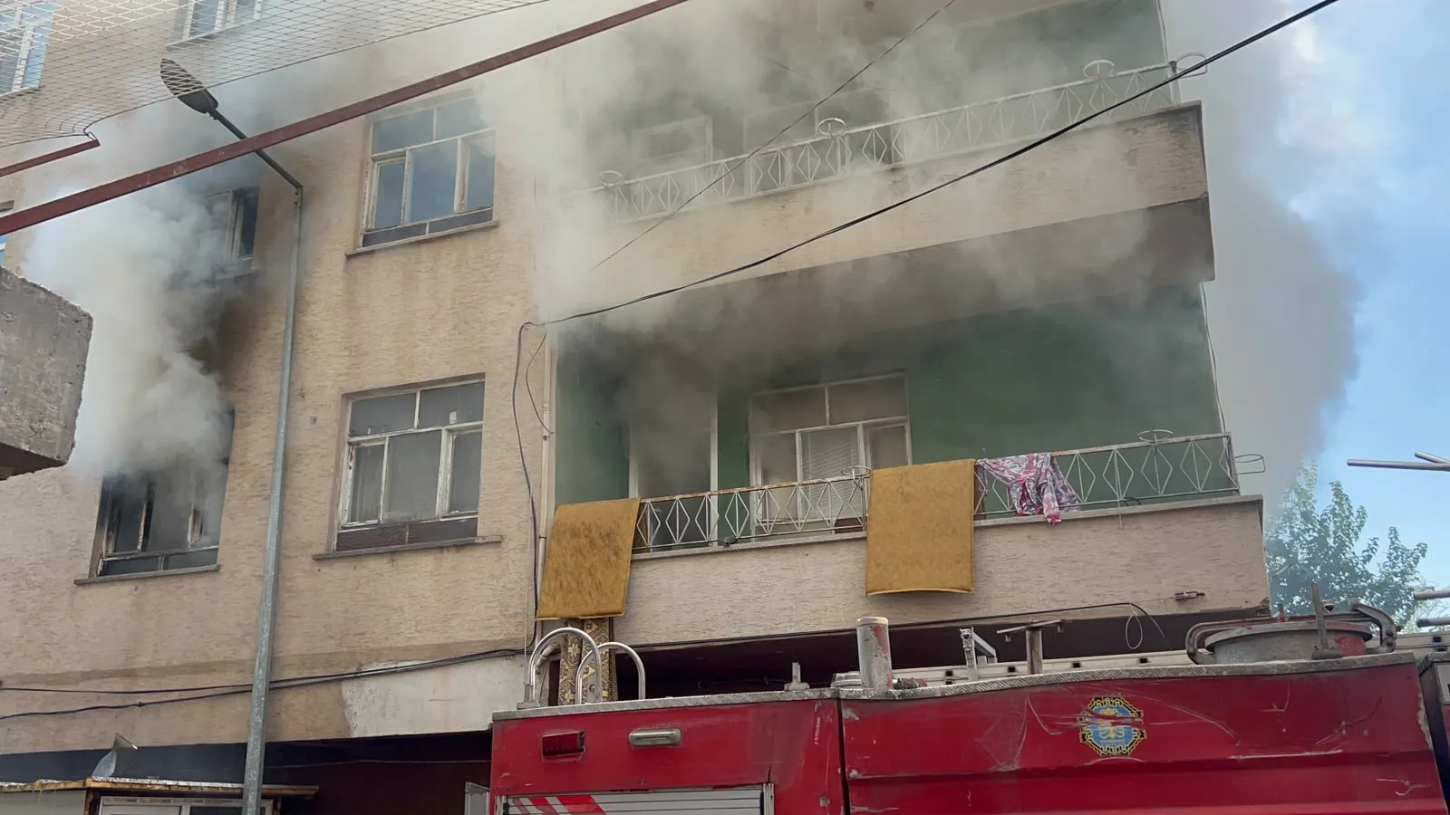 Bismil'de apartman yangını mahsur kalan kadını vatandaşlar kurtardı