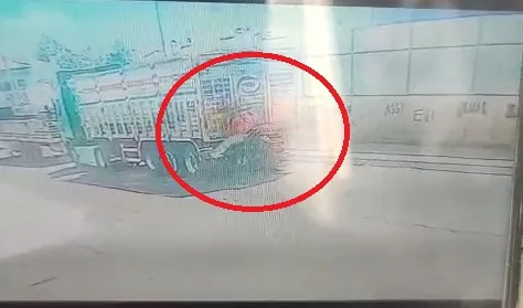 Diyarbakır'da park halindeki TIR'a çarpan motokurye ağır yaralandı