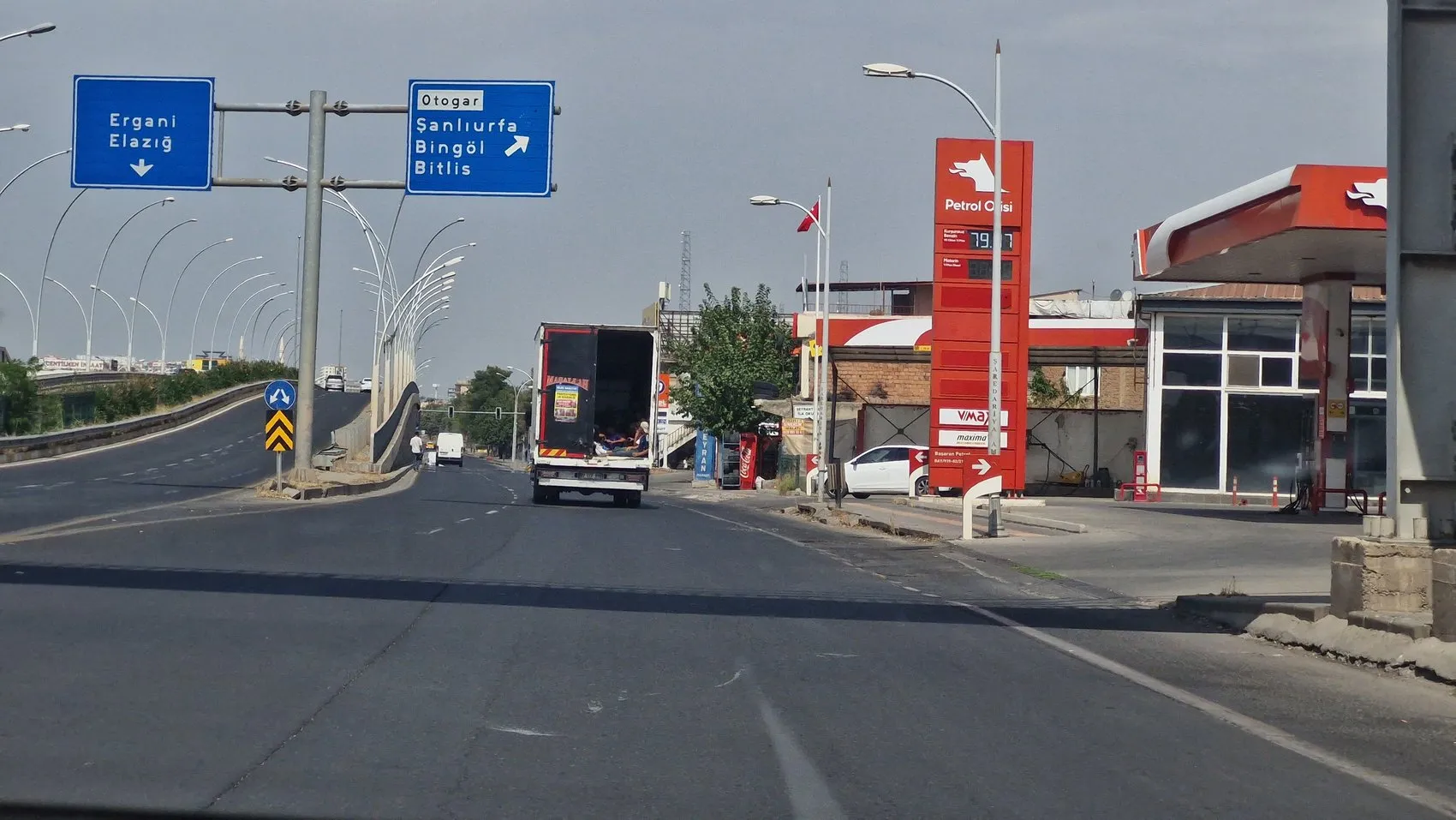 Diyarbakır trafiğinde kamyonet kasasında tehlikeli yolculuk kameraya yansıdı