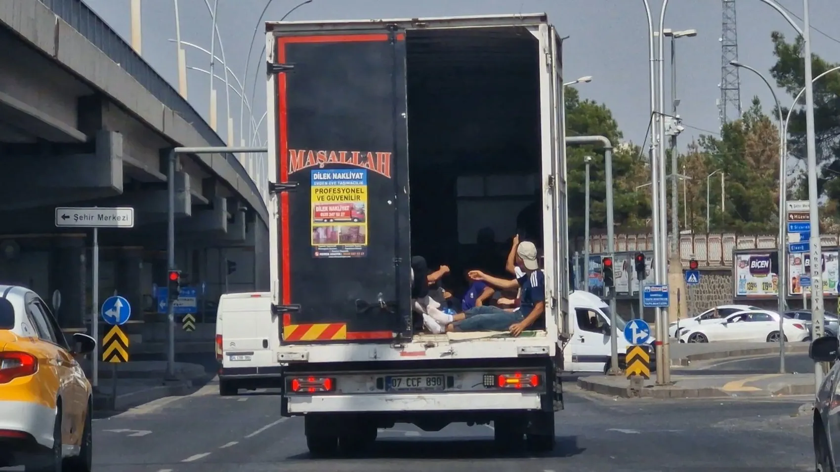 Diyarbakır trafiğinde kamyonet kasasında tehlikeli yolculuk kameraya yansıdı