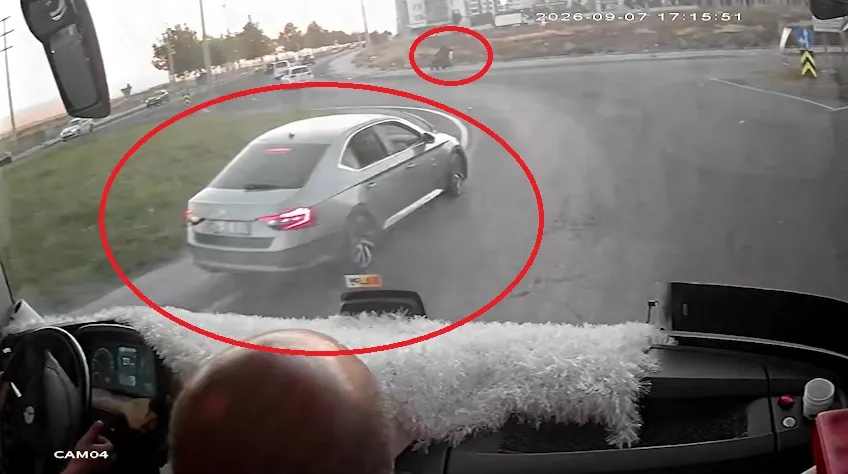 Diyarbakır'da kaldırımda yürüyen anne ve iki çocuğuna otomobil çarptı
