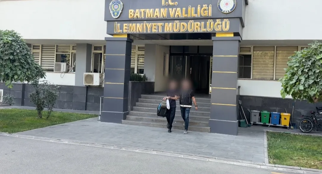 Batman girişinde durdurulan otobüste midesinden uyuşturucu çıkan yolcu tutuklandı