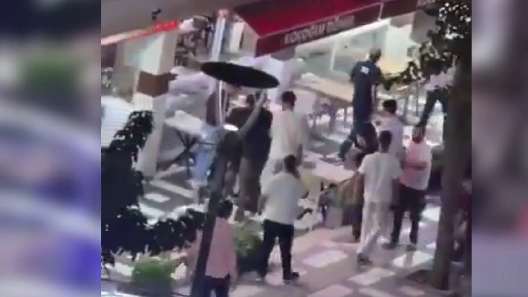Şanlıurfa sokaklarında döner bıçaklı kavga anı kameraya yansıdı
