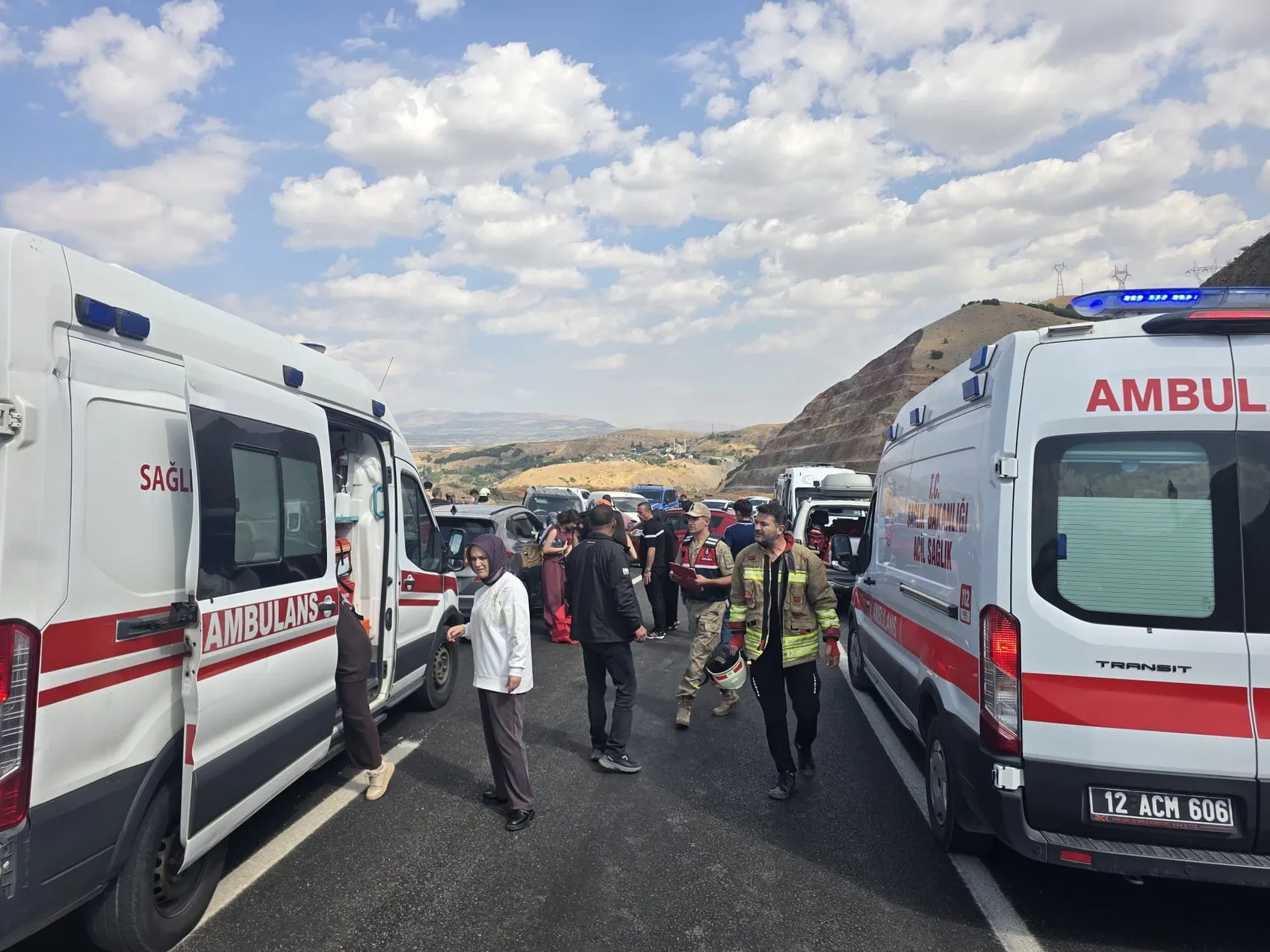 Bingöl kara yolunda iki aracın çarpışması sonucu altı kişi yaralandı