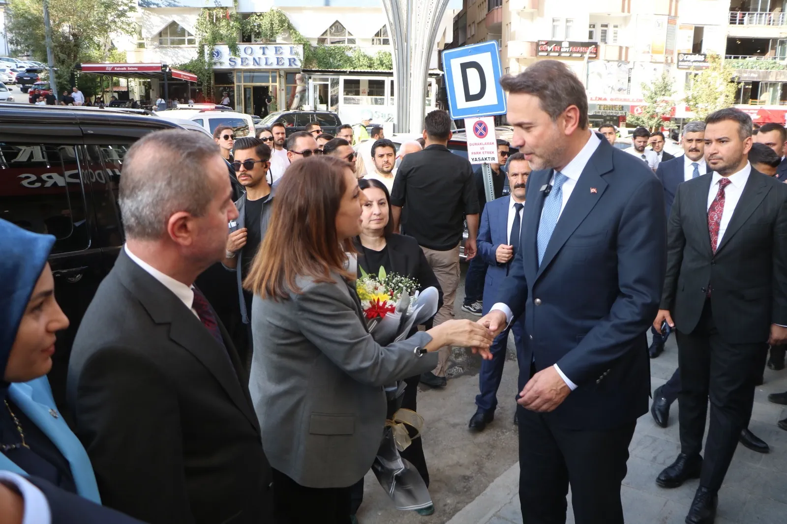 Enerji Bakanı Bayraktar Hakkari'de madencilik potansiyelini değerlendirdi