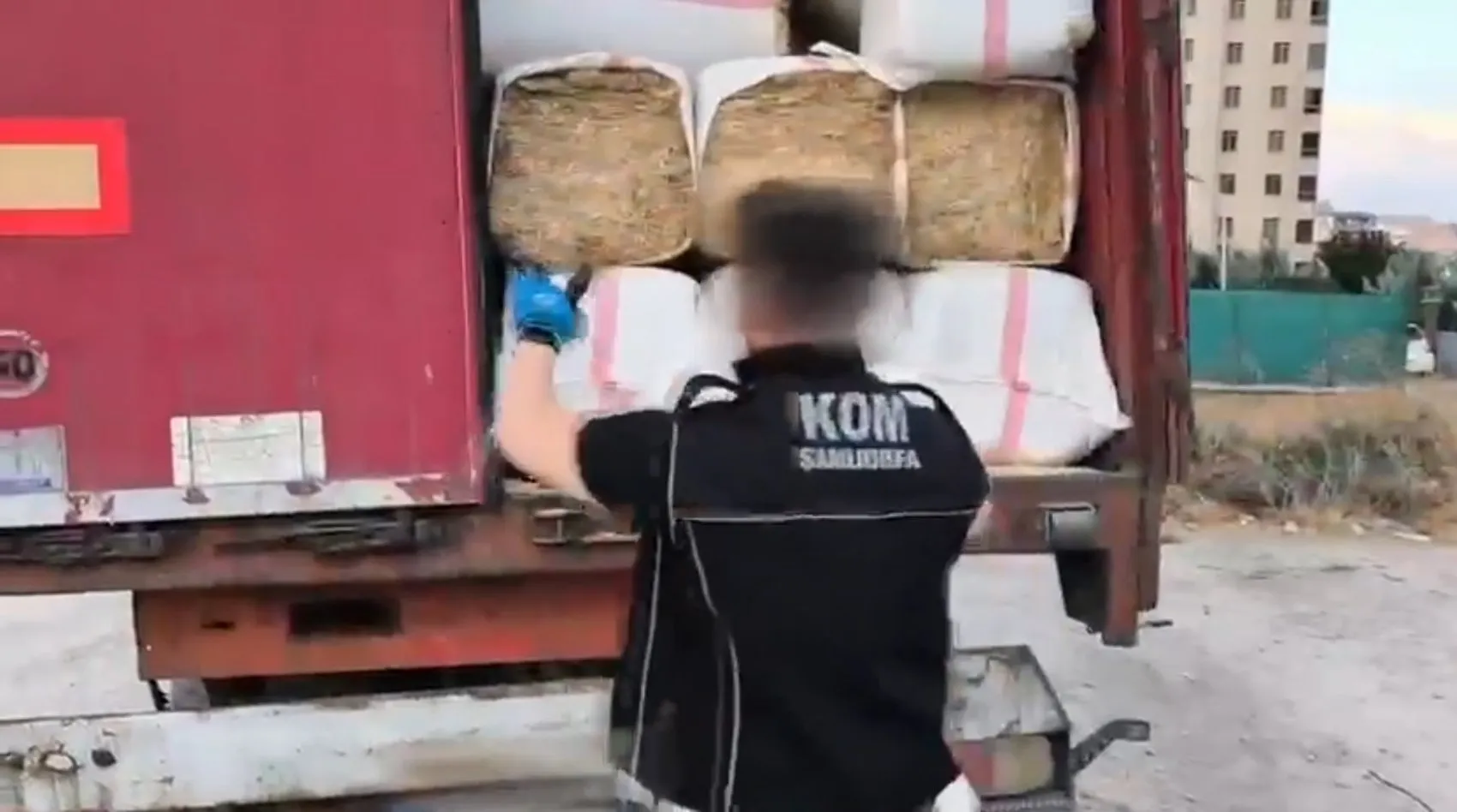 Şanlıurfa'da saman çuvalları arasına gizlenmiş kaçak ürünler ele geçirildi