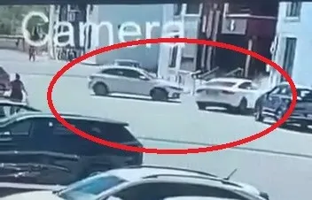 Diyarbakır'da site içinde kaza anı güvenlik kamerasına yansıdı