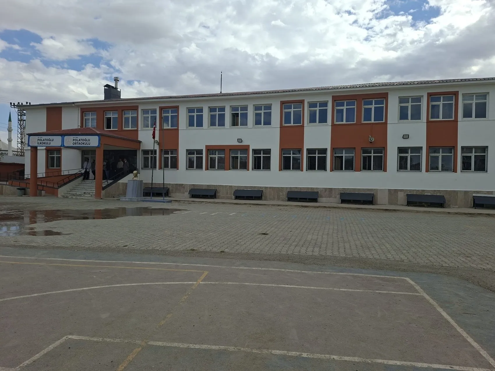 Van'da bir öğrenci okula pompalı tüfekle geldi