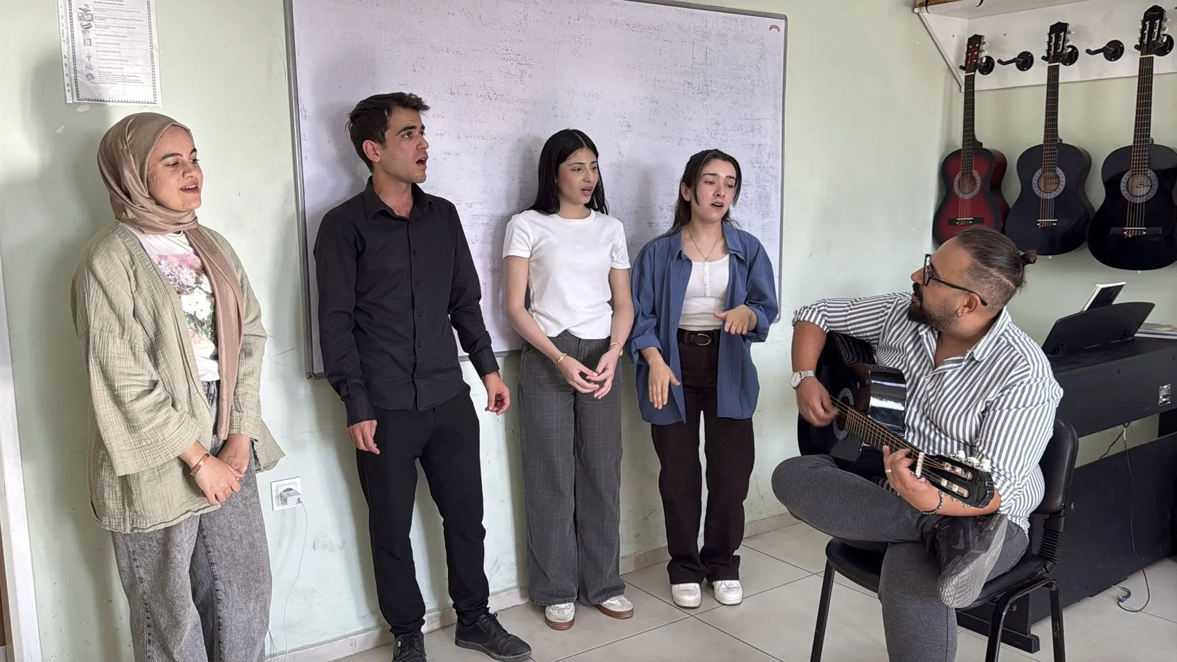 Midyatlı öğrencilerin müzik hayalleri Semih öğretmenin ücretsiz dersleriyle gerçeğe dönüştü