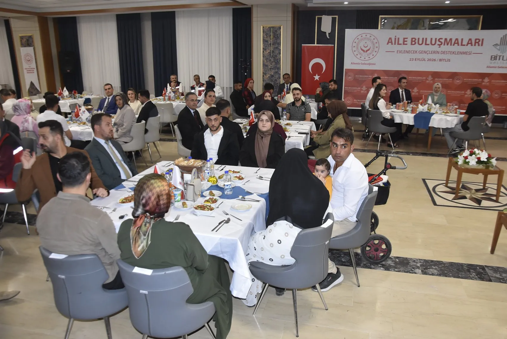 Bitlis’te devlet desteğiyle evlenen çiftler etkinlikte bir araya geldi