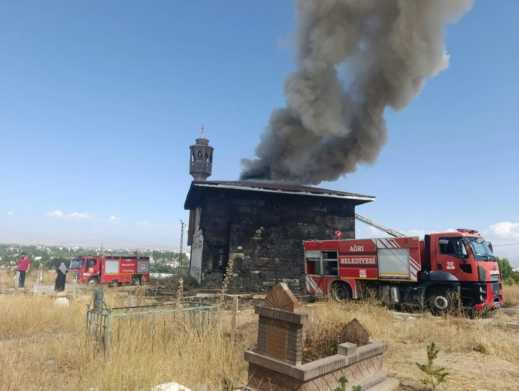 Ağrı Şehir Mezarlığı içindeki camide yangın paniği