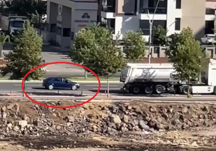 Diyarbakırda kırmızı ışıkta bekleyen araca düzenlenen silahlı saldırı kameraya yansıdı