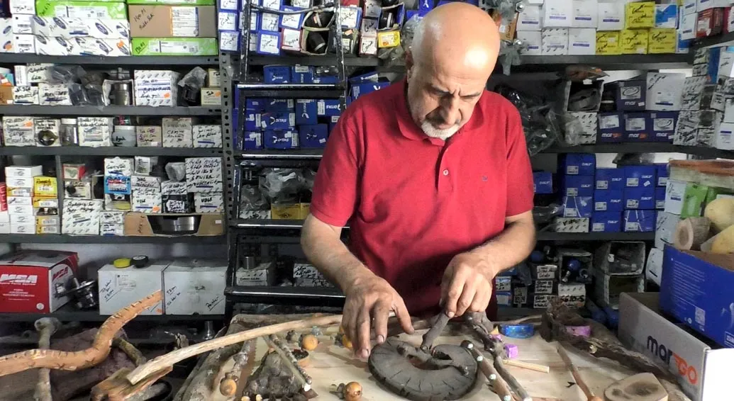 Vanlı Sami Demir atık malzemelerden sanat eserleri üretiyor