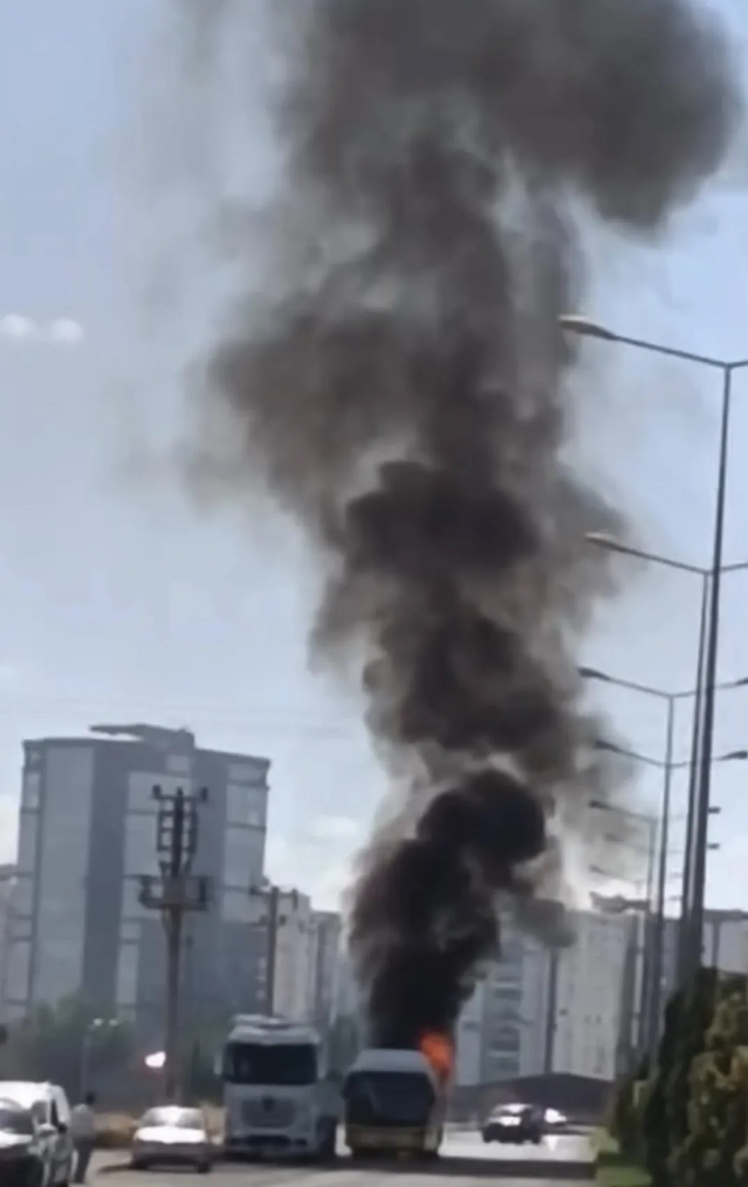 Diyarbakırda seyir halindeki belediye otobüsü alevlere teslim oldu