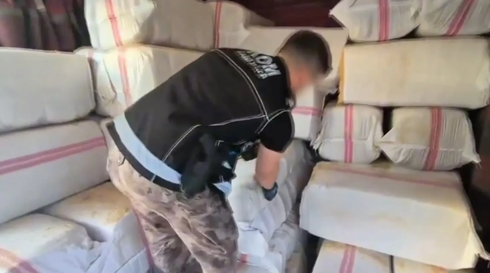 Şanlıurfa'da saman çuvalları arasına gizlenmiş kaçak ürünler ele geçirildi