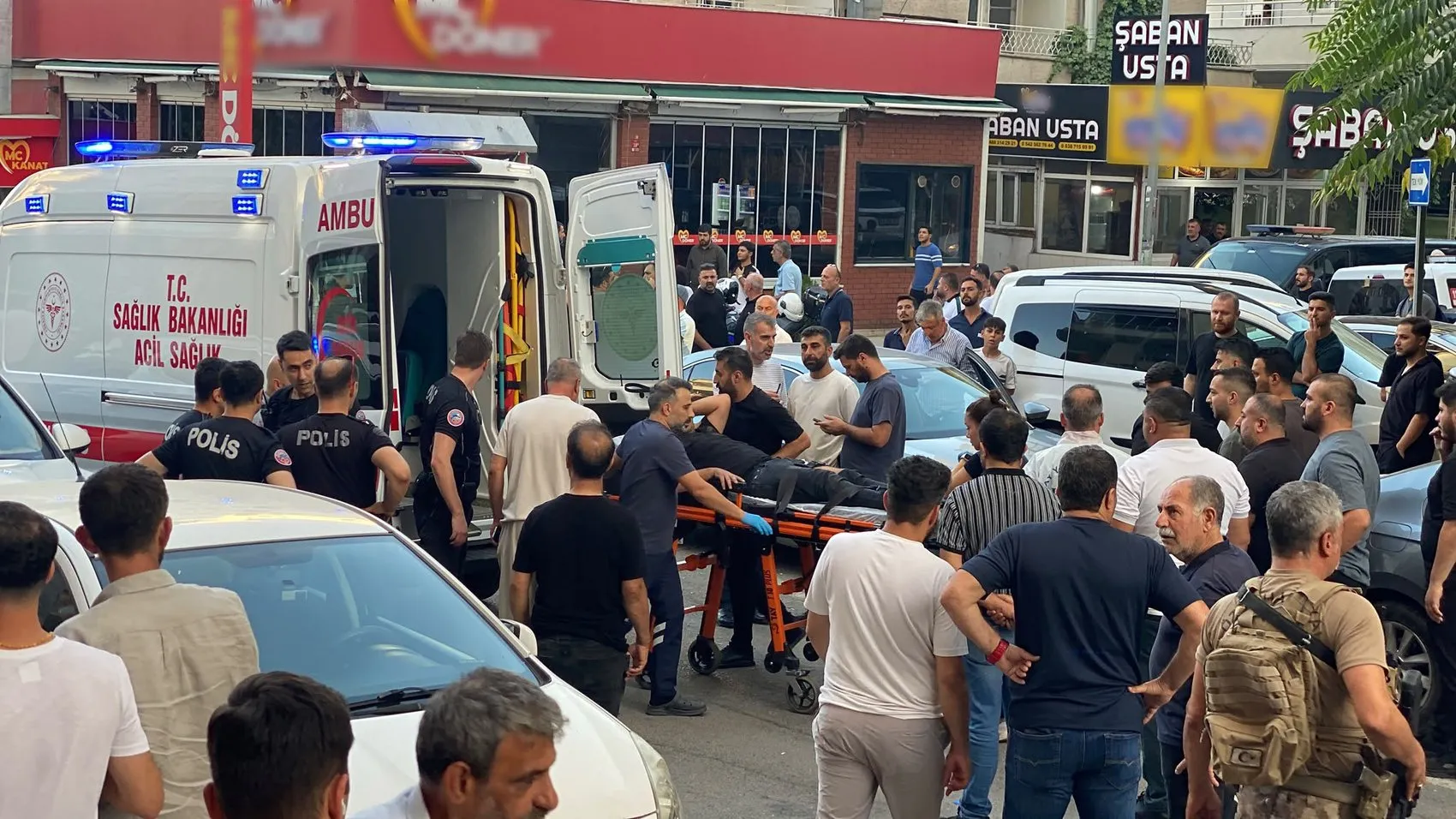 Batman'da cadde ortasında silahlı kavga üç kişi yaralandı