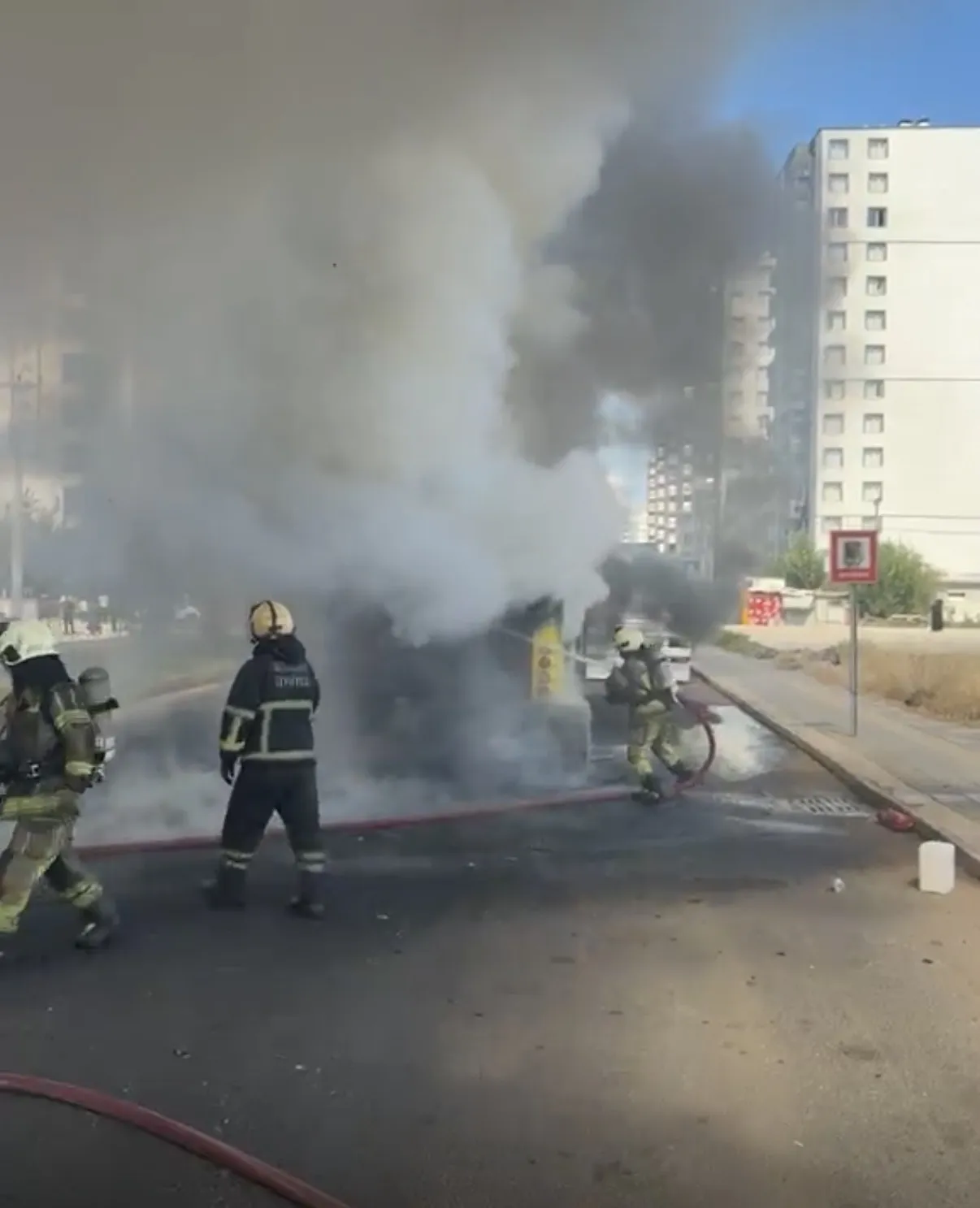 Diyarbakırda seyir halindeki belediye otobüsü alevlere teslim oldu