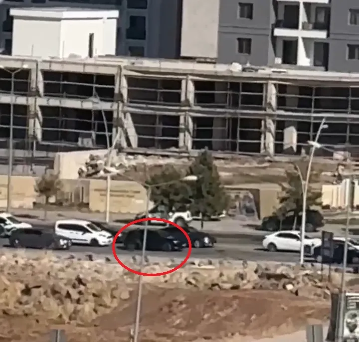Diyarbakırda kırmızı ışıkta bekleyen araca düzenlenen silahlı saldırı kameraya yansıdı