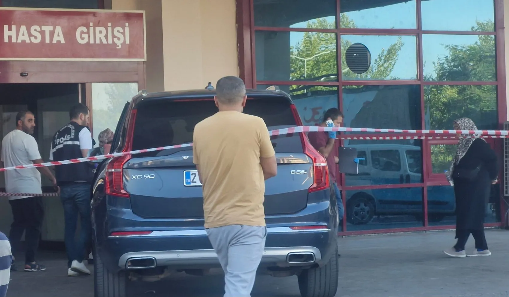 Diyarbakır'da kırmızı ışıkta bekleyen cipe silahlı saldırı düzenlendi