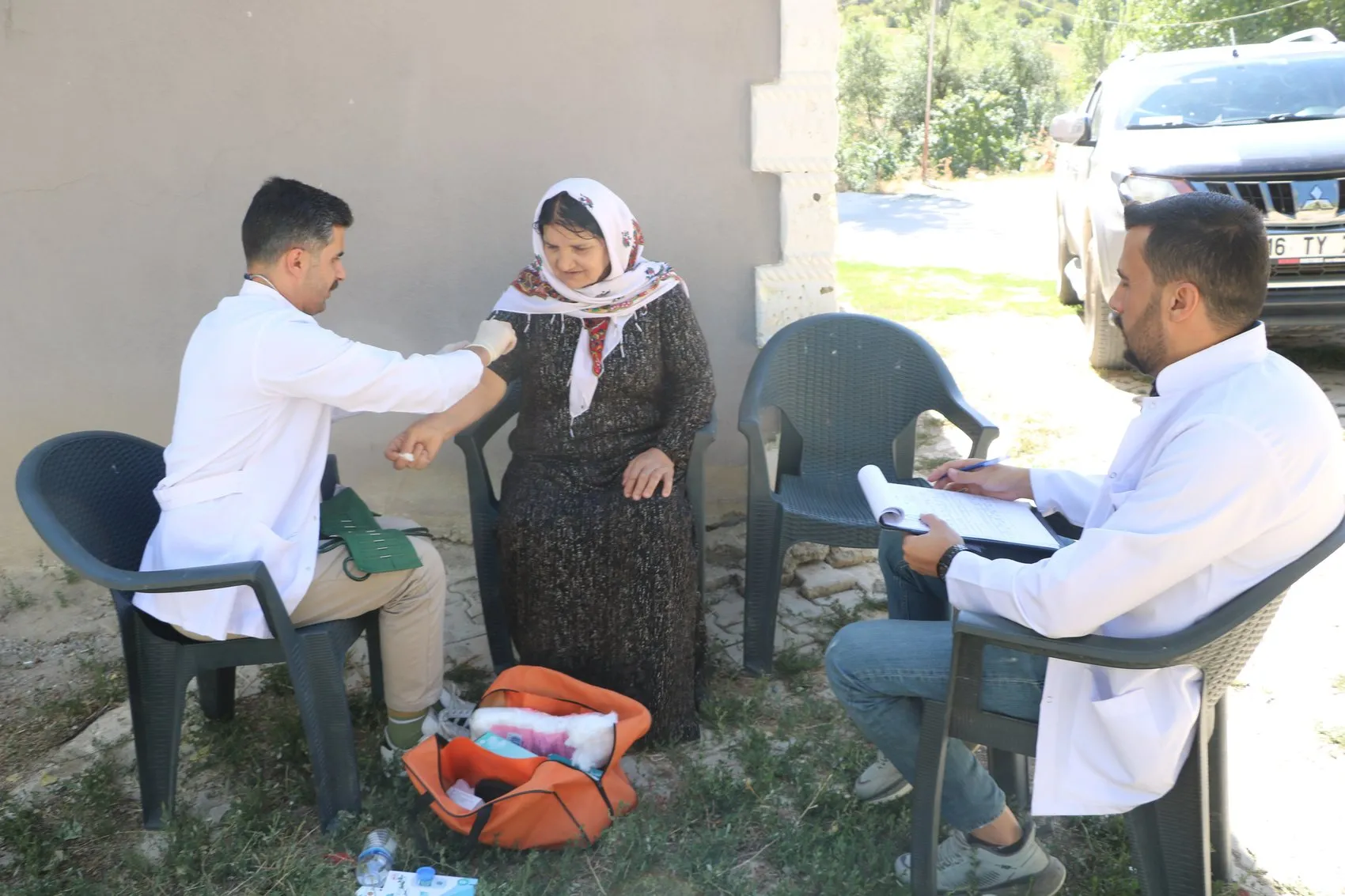 Hakkari'de sağlık ekipleri sınır köylerindeki vatandaşların ayağına gidiyor