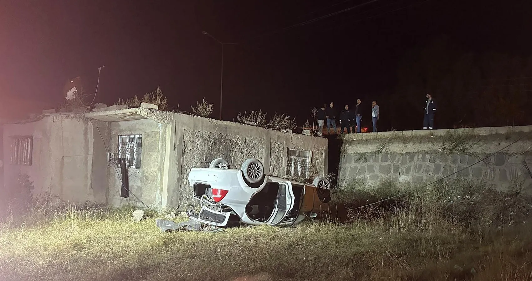 Ağrı'da otomobil çatının üzerinden şarampole uçtu