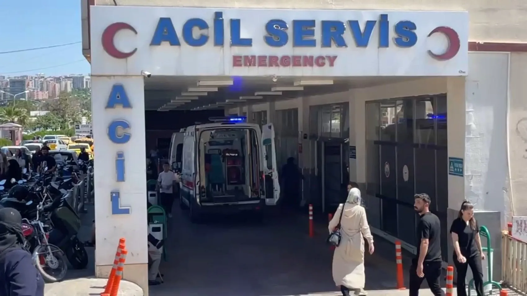 Şanlıurfa'da minibüs TIR'a çarptı: 2 kişi yaşamını yitirdi