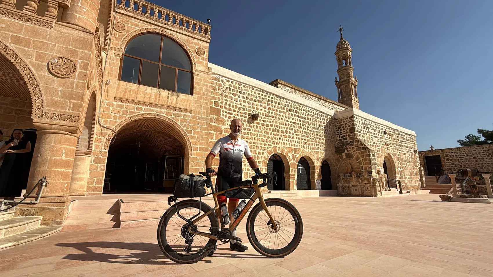 İsviçre'den Midyat'a 4 bin 500 kilometre pedal çevirerek ata toprağına döndü