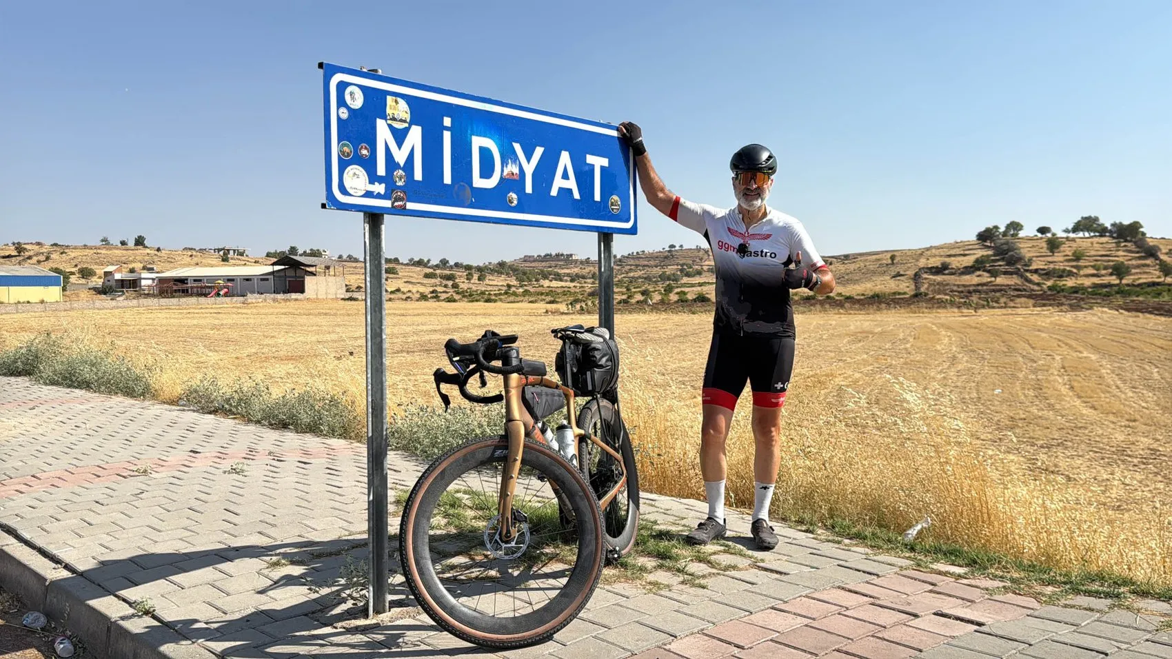İsviçre'den Midyat'a 4 bin 500 kilometre pedal çevirerek ata toprağına döndü