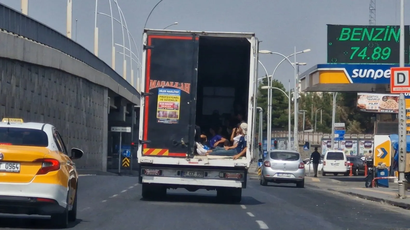 Diyarbakır trafiğinde kamyonet kasasında tehlikeli yolculuk kameraya yansıdı
