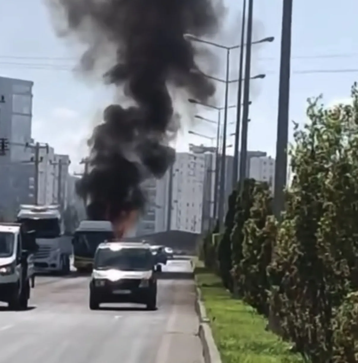 Diyarbakırda seyir halindeki belediye otobüsü alevlere teslim oldu