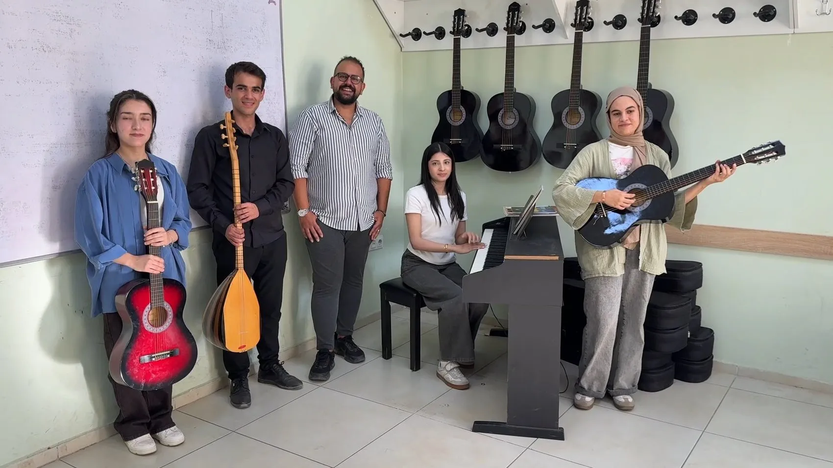 Midyatlı öğrencilerin müzik hayalleri Semih öğretmenin ücretsiz dersleriyle gerçeğe dönüştü
