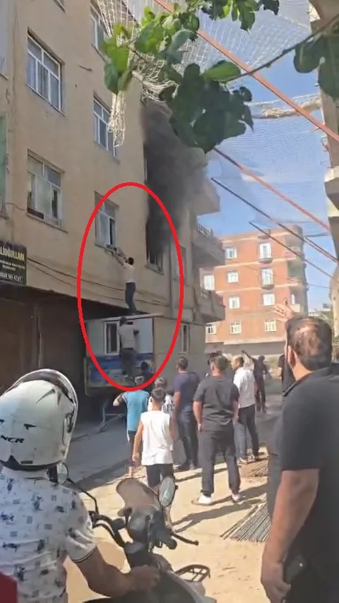 Bismil'de apartman yangını mahsur kalan kadını vatandaşlar kurtardı