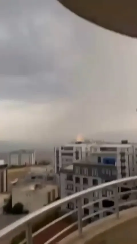 Şırnak'ta 8 katlı binaya yıldırım isabet etti
