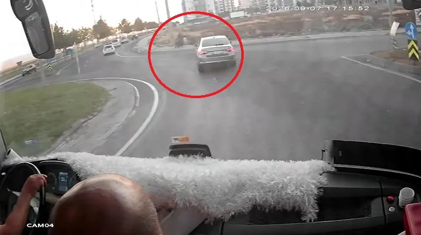 Diyarbakır'da kaldırımda yürüyen anne ve iki çocuğuna otomobil çarptı